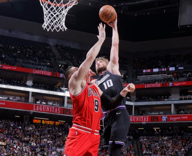  福克斯34+10，国王末节逆转篮网  