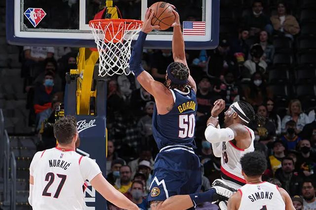  约基奇准三双统治内线掘金轻取独行侠巩固榜首